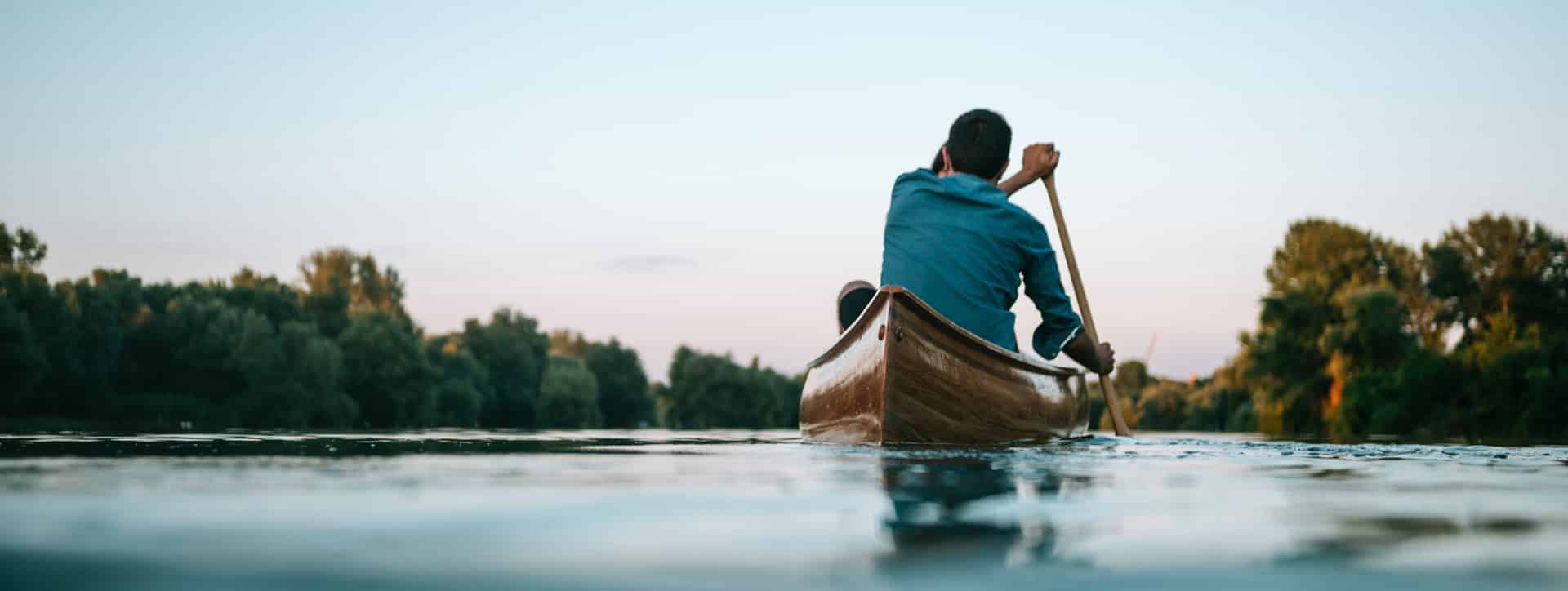 Bild: Pärchen im Kanu auf einem See.