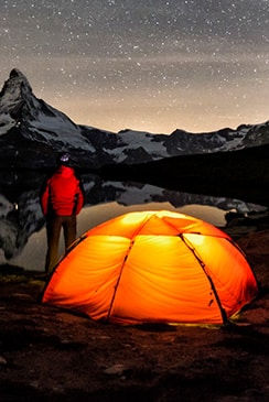 Bild: beleuchtetes Zelt unter dem Sternenhimmel